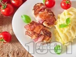 Пилешко филе с бекон на тиган с картофено пюре - снимка на рецептата